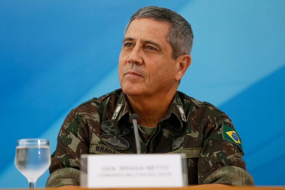 Bolsonaro no pudo echar a su ministro de Salud por el veto militar