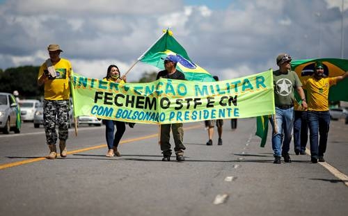 Bolsonaro alienta una intervención militar para cerrar el Congreso