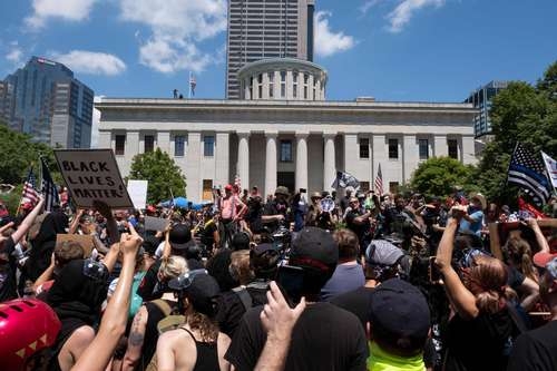 Decenas de miles de trabajadores se suman al paro de Black Lives Matter