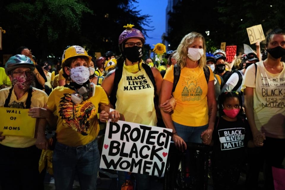 El Muro de las Madres de Portland se levanta contra las tropas de Trump