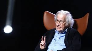 Noam Chomsky: “Hay riesgos inminentes de una guerra civil en Estados Unidos”