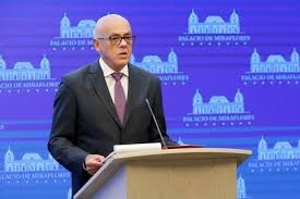 Maduro indulta a más de cien políticos de la oposición