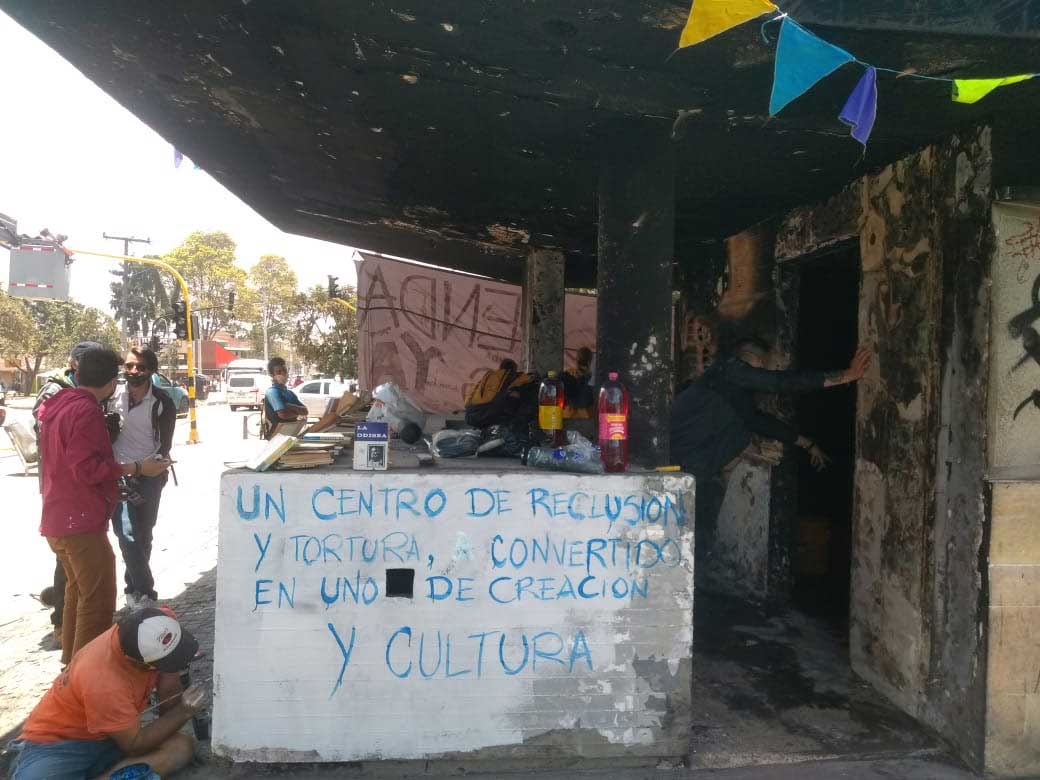 481ef857c324f2f2e432358a5d30fa71 Bogotá, Suba La Gaitana. “Biblioteca popular, no casita del horror”
