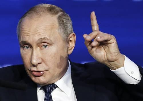 Va la vacuna rusa Sputnik V, mientras EU acelera su “vacuna electorera”