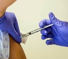 Europa enfrenta el rebrote de coronavirus con una estrategia de reconfinamiento duro y vacunaciones masivas