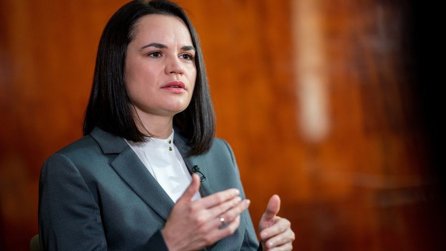 Svetlana Tijanóvskaya: “Me dieron a elegir entre salir de Bielorrusia y leer un papel reconociendo los resultados electorales o meterme en la cárcel”