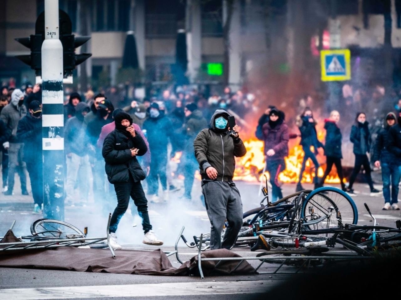 Ola de violencia callejera en Holanda contra el toque de queda