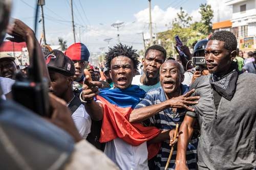 Miles protestan contra el presidente de Haití; lo acusan de extender su mandato