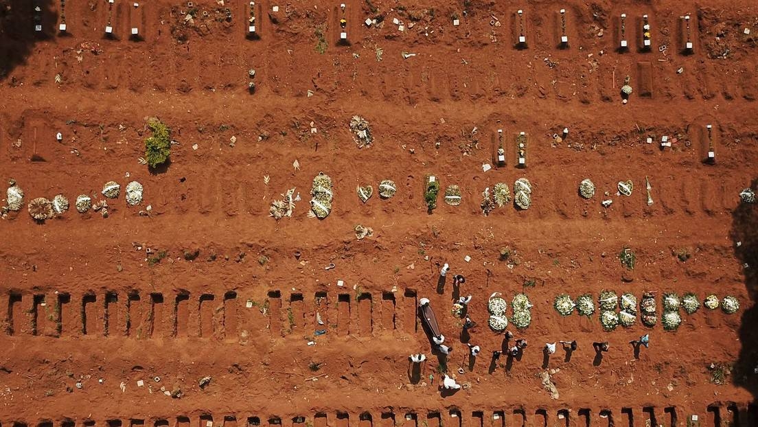 El día que Brasil alcanza un nuevo récord de muertes por coronavirus, Bolsonaro sale a “tranquilizar al pueblo” y se desata un cacerolazo