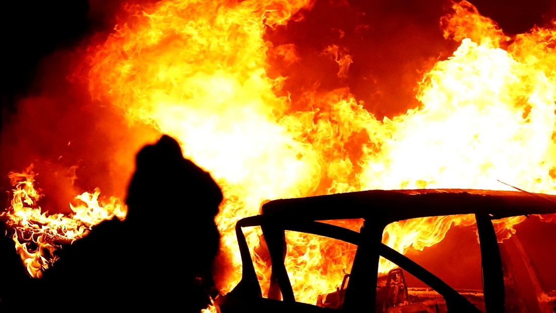 ff6ddc241fa738f1050331c0f5af49c8 Más de 70 policías heridos en choques y actos vandálicos en el peor estallido de violencia en Irlanda del Norte en varios años: ¿qué está pasando?