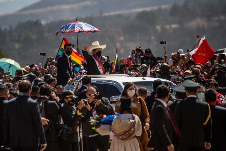 Perú: miles de campesinos asistieron a la jura simbólica de Pedro Castillo en Ayacucho
