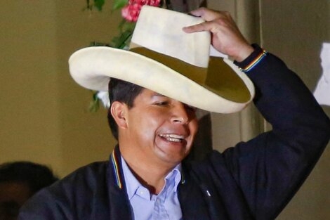 Castillo asume el poder en Perú con promesas de cambio y escaso margen de actuación