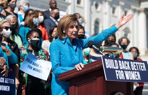 Nancy Pelosi aduce que el capitalismo no ha funcionado en EU y compara el 6-E con el 11-S