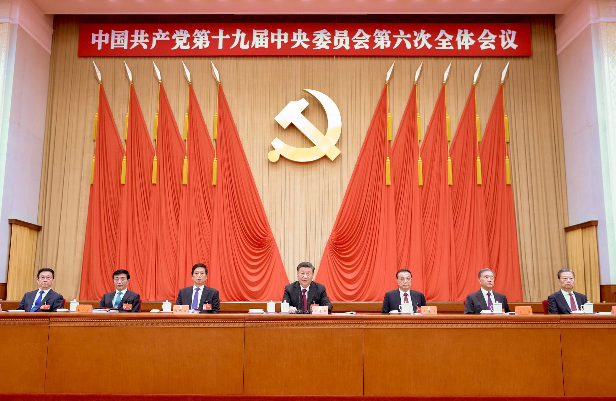 El Partido Comunista chino eleva a Xi Jinping a la altura de Mao y Deng y le asegura el poder al menos hasta 2027