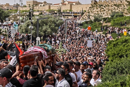 Soldados israelíes violentan funeral de periodista asesinada