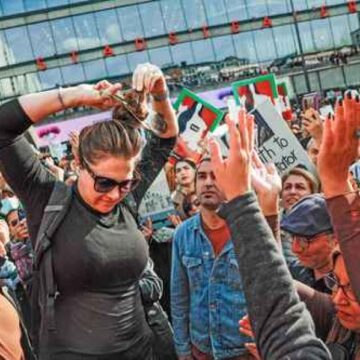 En varias partes del mundo continúan las manifestaciones en contra las leyes islámicas para la mujeres en Irán. La imagen, en Estocolmo, Suecia. Foto Afp