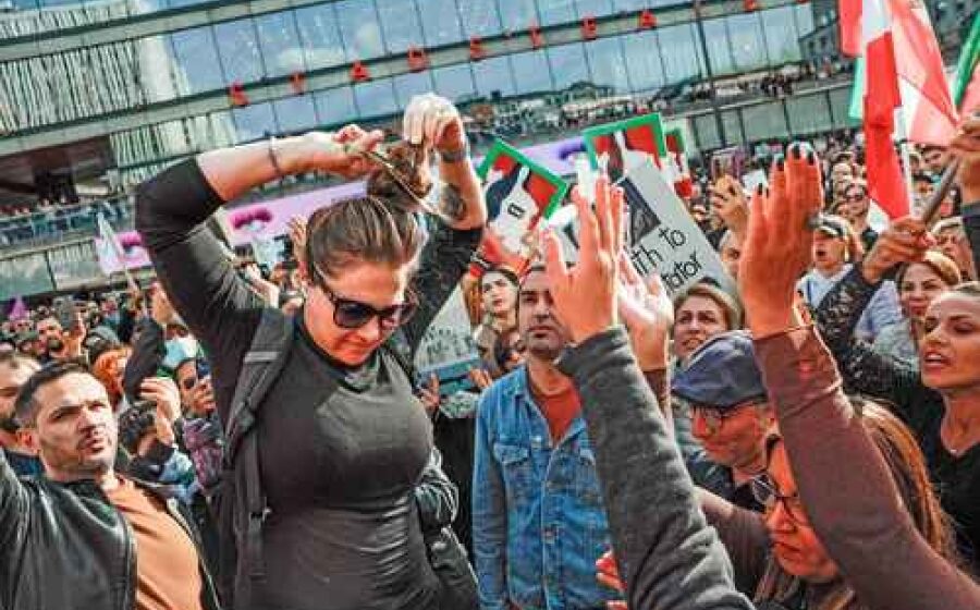 En varias partes del mundo continúan las manifestaciones en contra las leyes islámicas para la mujeres en Irán. La imagen, en Estocolmo, Suecia. Foto Afp En varias partes del mundo continúan las manifestaciones en contra las leyes islámicas para la mujeres en Irán. La imagen, en Estocolmo, Suecia. Foto Afp
