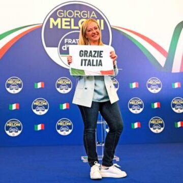 Giorgia Meloni, líder de Hermanos de Italia, agradece a partidarios luego de su discurso en la sede de campaña, ayer en Roma. Foto Afp