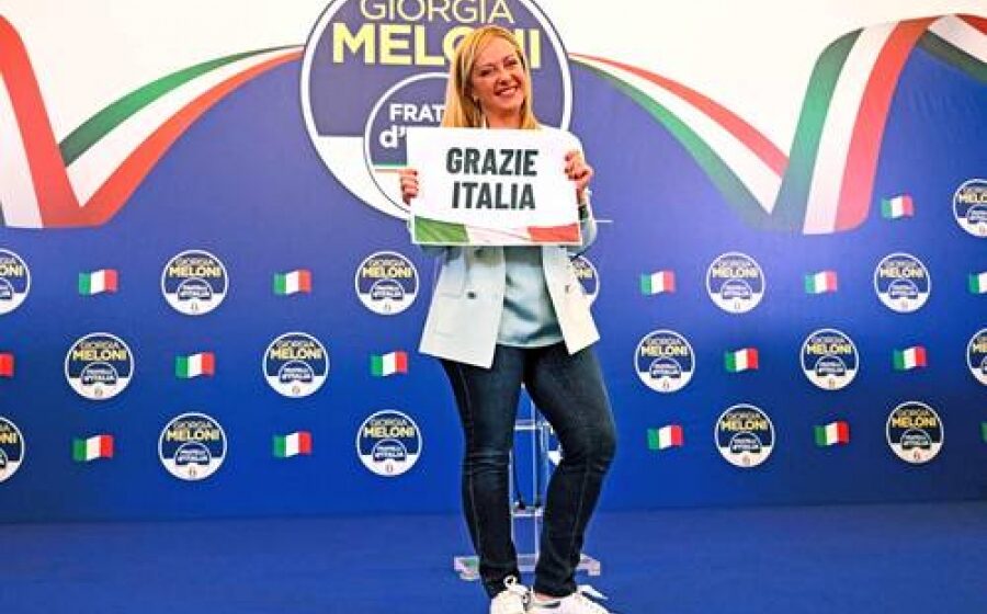 Giorgia Meloni, líder de Hermanos de Italia, agradece a partidarios luego de su discurso en la sede de campaña, ayer en Roma. Foto Afp