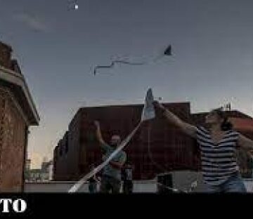 Un grupo de gente volando cometas a la luz del anochecer en la terraza de La Ingobernable. Álvaro Minguito