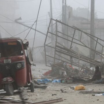 Un centenar de muertos y 300 heridos en un ataque con coches bomba contra el Ministerio de Educación de Mogadiscio