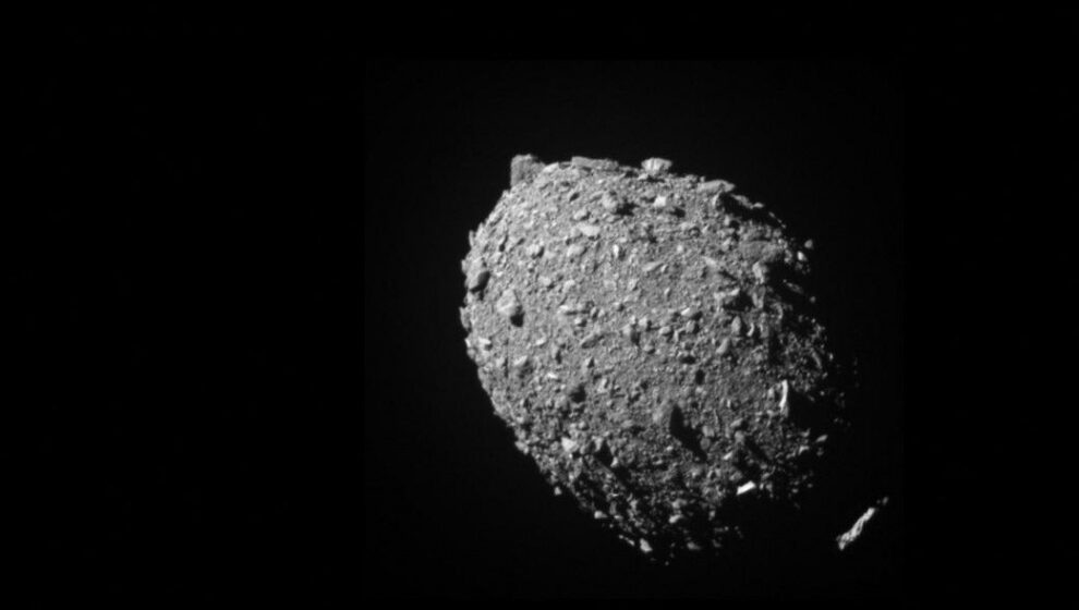 El asteroide Dimorphos visto por la nave espacial DART 11 segundos antes del impacto desde una distancia de 68 kilómetros, y publicada el 26 de septiembre de 2022. — Nasa / Reuters