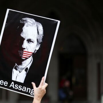 Criminalización, cárcel y acoso judicial: 12 años de persecución contra Assange y la libertad de expresión