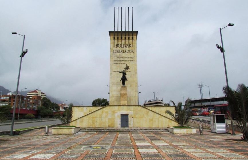 Monumento a los heroes bolivar El imperativo de demoler la Resistencia