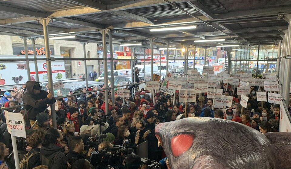 Trabajadores del New York Times inician una huelga masiva por primera vez en 40 años