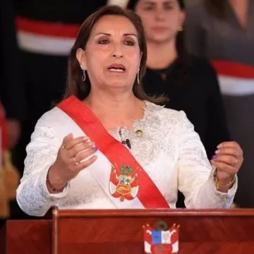 La presidenta de Perú destituye a su primer ministro una semana después de nombrarlo