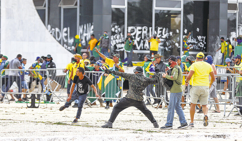 Brasil Brasil: Guerra santa, golpistas y mercaderes de fe
