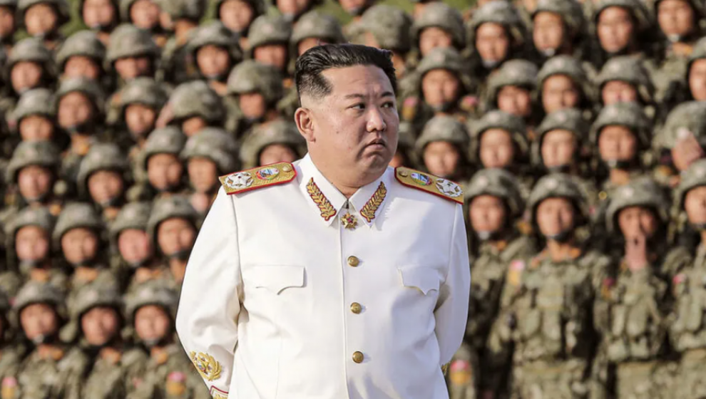 Kim Jong-un insta a incrementar el arsenal de armas nucleares tácticas y presenta un nuevo sistema de artillería