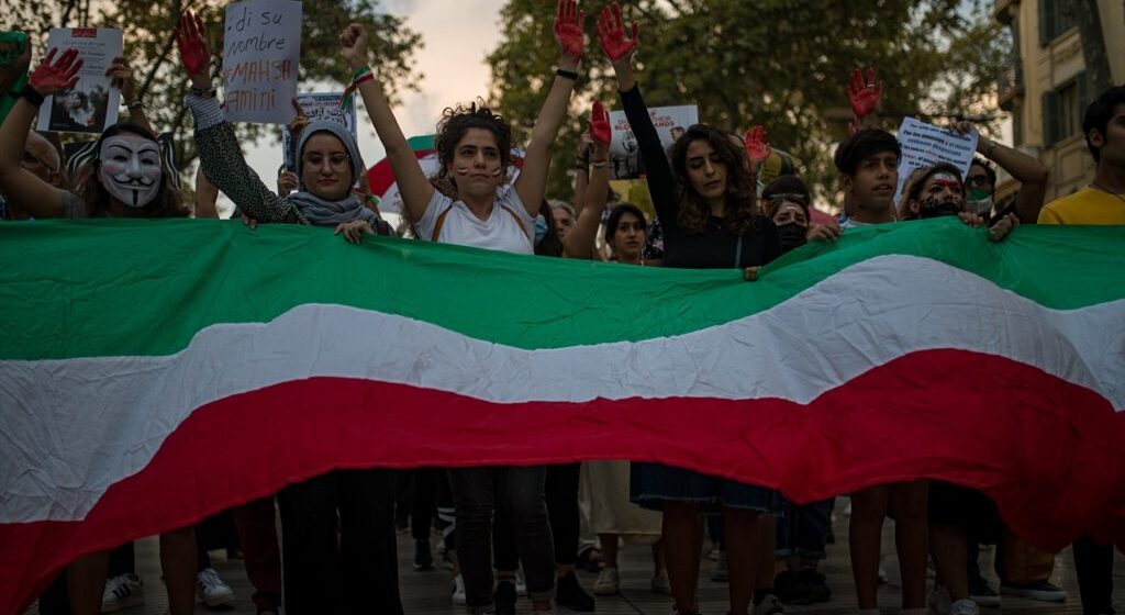 Irán: sin un marco feminista, la rebelión contra el velo “físico” fracasará