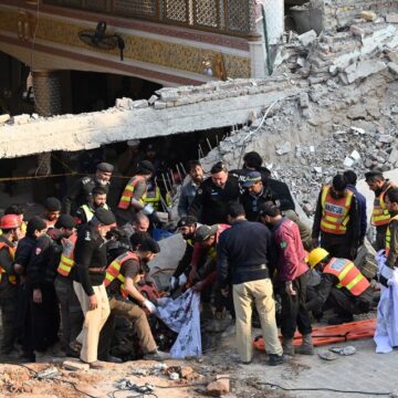 Pakistán Un hombre bomba mató a 44 policías