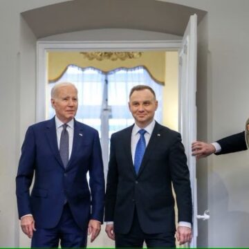 Biden desde Varsovia hecha combustible a la guerra en Ucrania