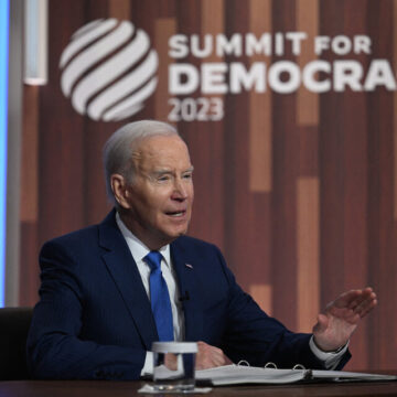 Biden Biden arremetió contra China y Rusia al inaugurar su cumbre sobre democracia