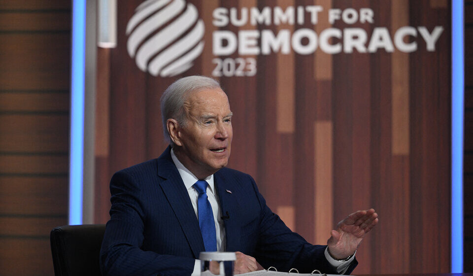 Biden arremetió contra China y Rusia al inaugurar su cumbre sobre democracia