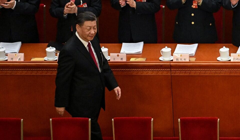 China fijó un objetivo de crecimiento prudente y aumentó su gasto militar