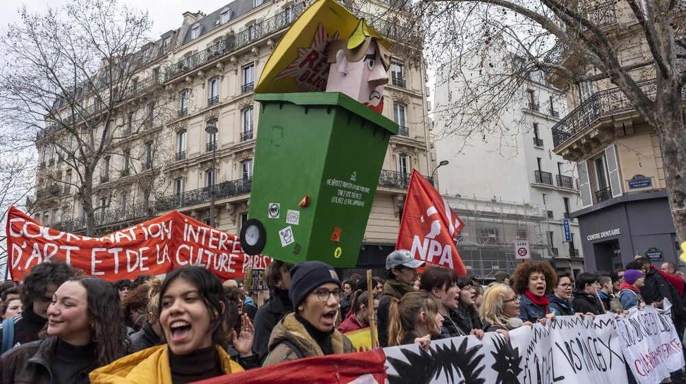 El enroque de Macron se agrieta ante una calle que no afloja en Francia