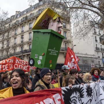 El enroque de Macron se agrieta ante una calle que no afloja en Francia