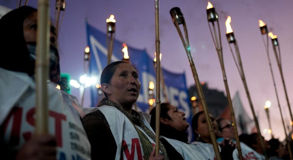 Miles marchan con antorchas contra pobreza en Argentina