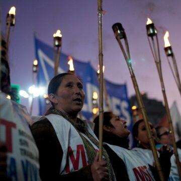 Miles marchan con antorchas contra pobreza en Argentina