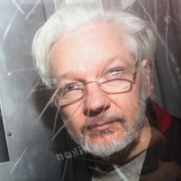«Cuatro países se han coordinado para quemar a Assange en la hoguera sin que nadie proteste»