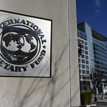 Deuda insostenible o más supervisión de entidades financieras no bancarias: así ve el FMI la economía global