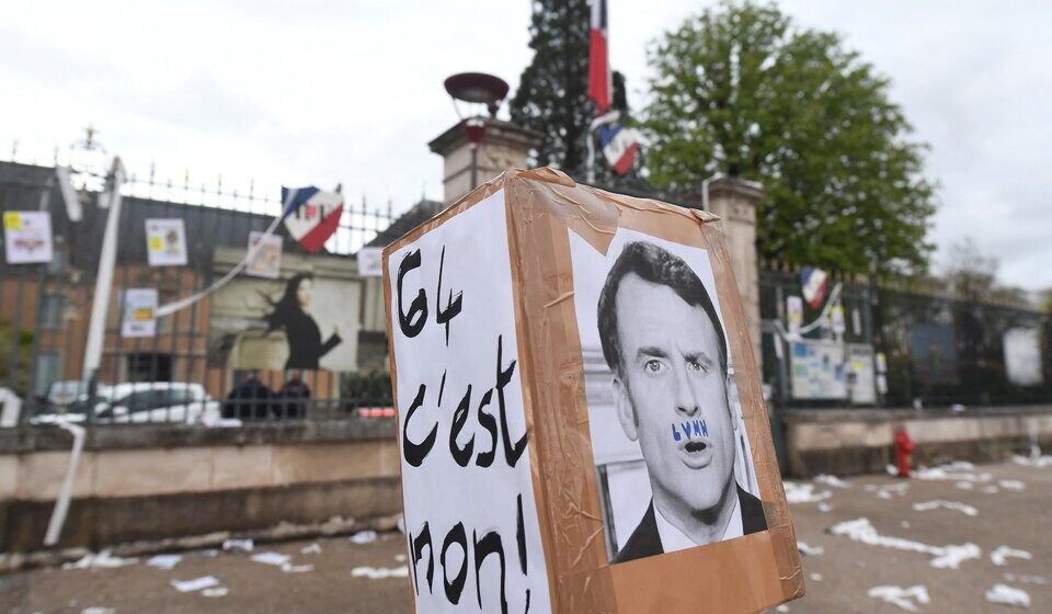 Francia Macron promulgó de madrugada la reforma jubilatoria