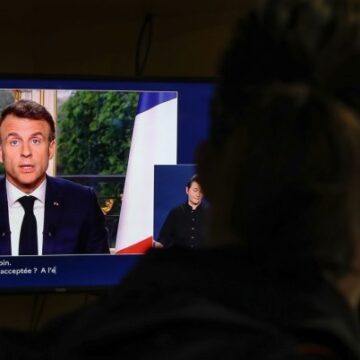 Macron justifica la reforma jubilatoria en un discurso interrumpido por un cacerolazo