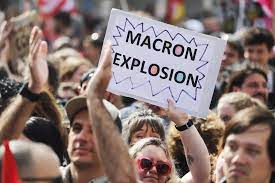 El Consejo Constitucional de Francia avala retrasar la edad de jubilación a los 64 años mientras siguen las protestas en las calles