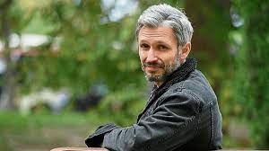 Jason Hickel: “Las políticas climáticas fracasan cuando no son sociales”