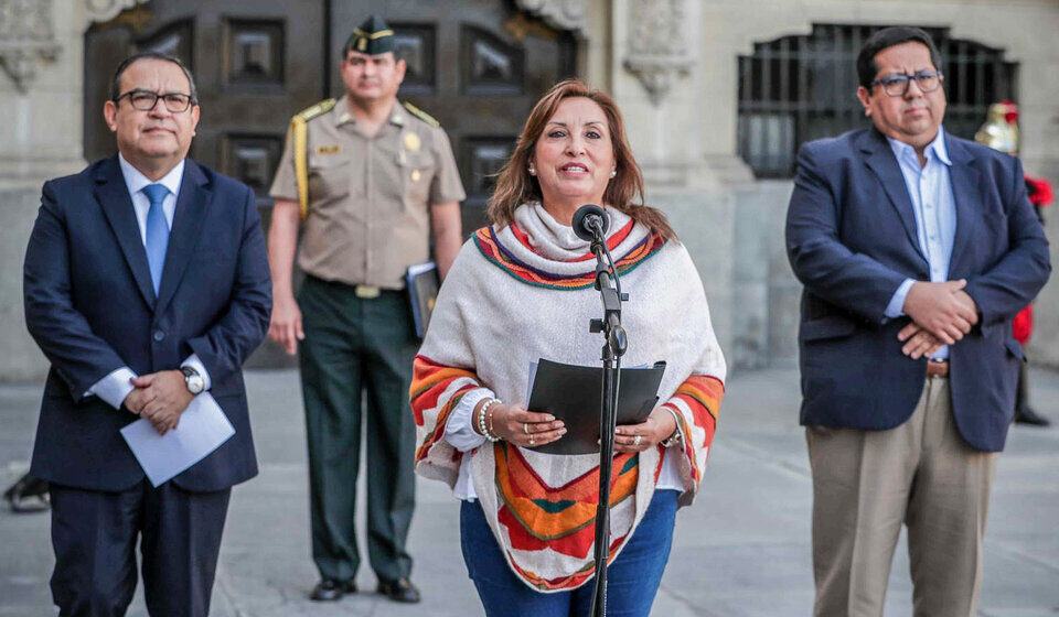 Boluarte dice que seguirá en la presidencia de Perú hasta 2026