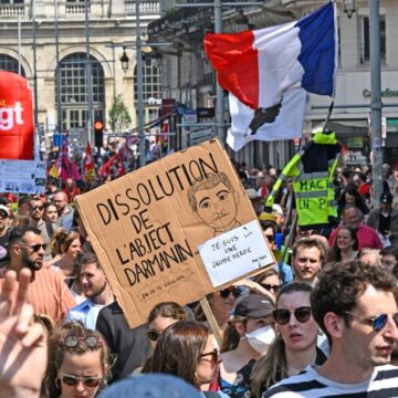 Pese a las protestas, la impopular reforma de Macron sigue su curso